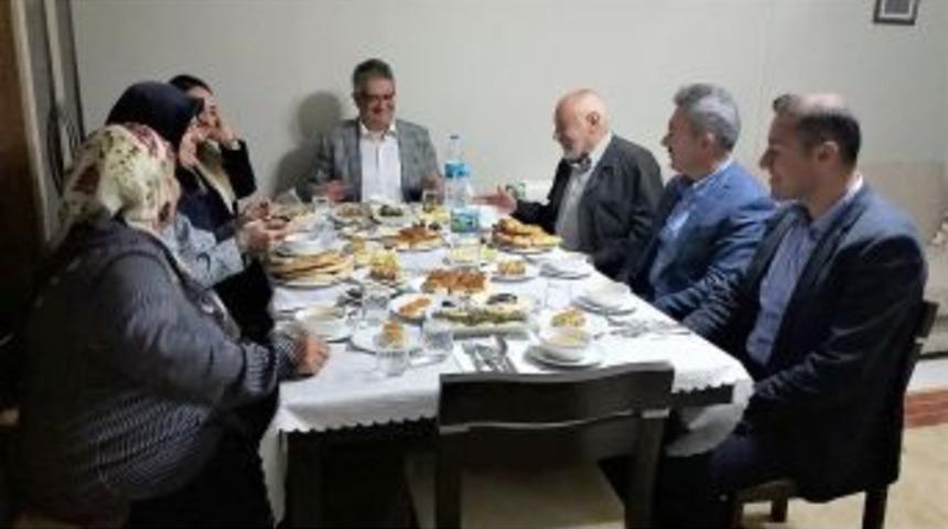 Vali Pekmez Şehit Ailesi İle İftar Yaptı