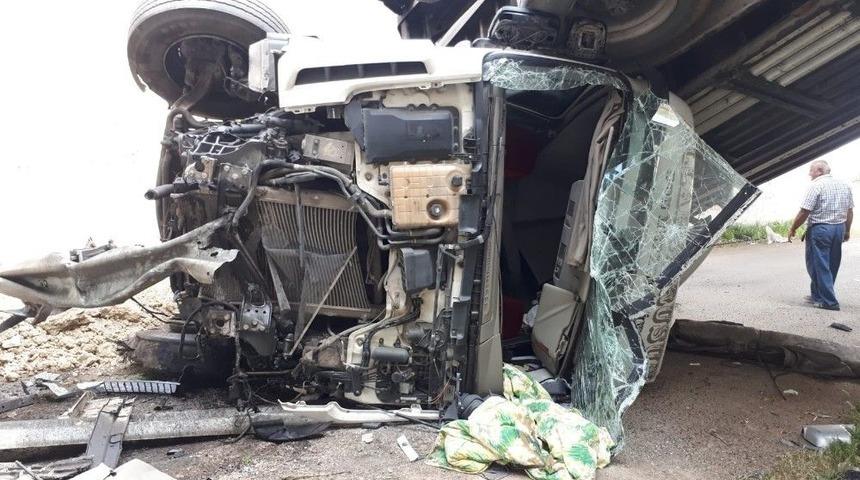 Başkent&rsquo;te K&ouml;pr&uuml; Boşluğuna U&ccedil;an Tırın S&uuml;r&uuml;c&uuml;s&uuml; Hayatını Kaybetti