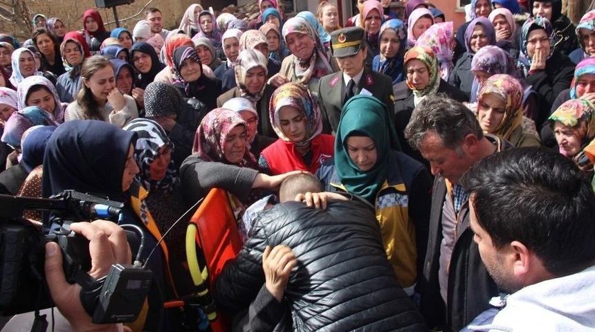 Şehidin Uzman &Ccedil;avuş Adayı Olan Kardeşi Askeri Helikopterle Baba Evine Geldi