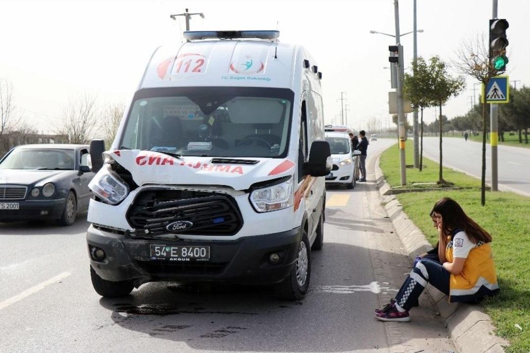 Ambulansın &Ccedil;arptığı Motosiklet Yaklaşık 30 Metre S&uuml;r&uuml;klendi