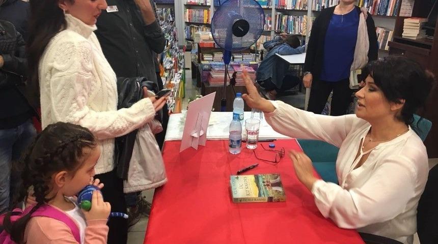 İclal Aydın Forum Trabzon&rsquo;da Sevenleriyle Buluştu