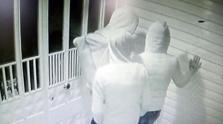 Ayakkabı Hırsızları G&uuml;venlik Kamerasına Yakalandı