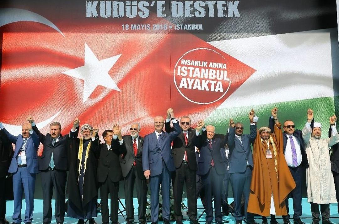 Cumhurbaşkanı Erdoğan Ve Mhp Genel Başkanı Devlet Bah&ccedil;eli El Ele Mitinge Katılanları Selamladı