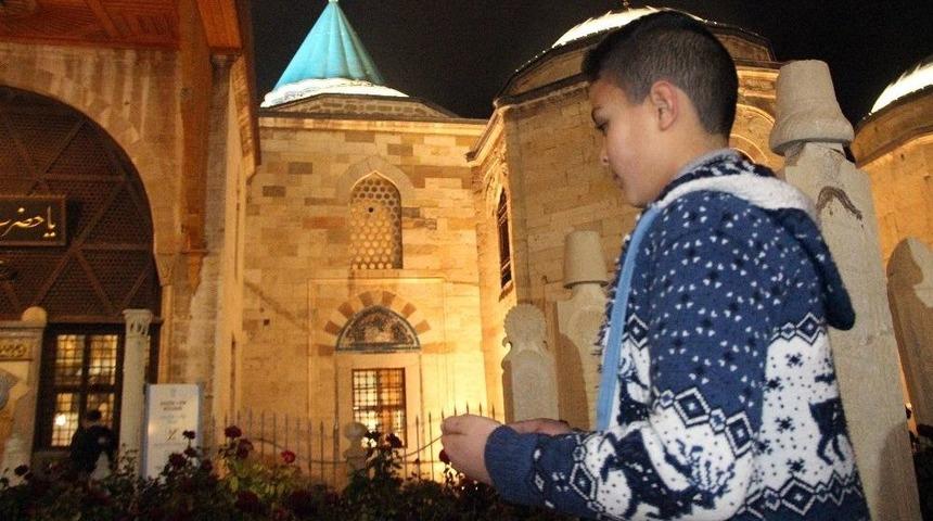 Kandilde Vatandaşlar Hazreti Mevlana&rsquo;nın T&uuml;rbesine Akın Etti