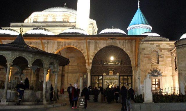 Kandilde Vatandaşlar Hazreti Mevlana’nın Türbesine Akın Etti