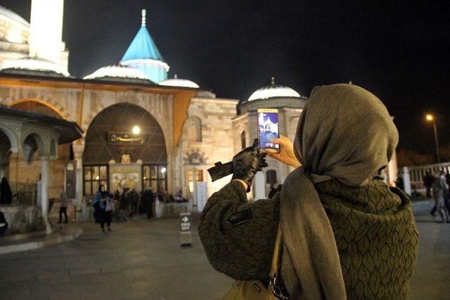 Kandilde Vatandaşlar Hazreti Mevlana’nın Türbesine Akın Etti