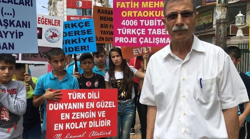 &Ouml;ğrencilerden T&uuml;rk&ccedil;e Tabelalı Esnafa Teşekk&uuml;r, Yabancı Tabelalı Esnafa Uyarı