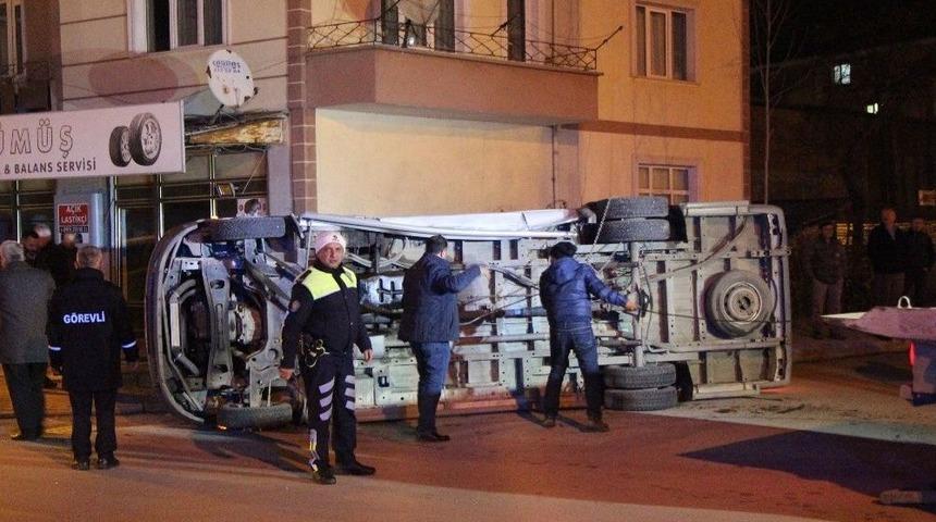 Servis Aracı İle Minib&uuml;s &Ccedil;arpıştı: 4 Yaralı