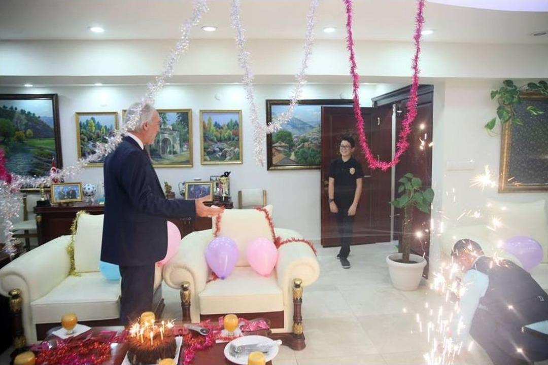 Şehit İtfaiye Erinin Oğluna Başkanlık Makamında S&uuml;rpriz Doğum G&uuml;n&uuml;