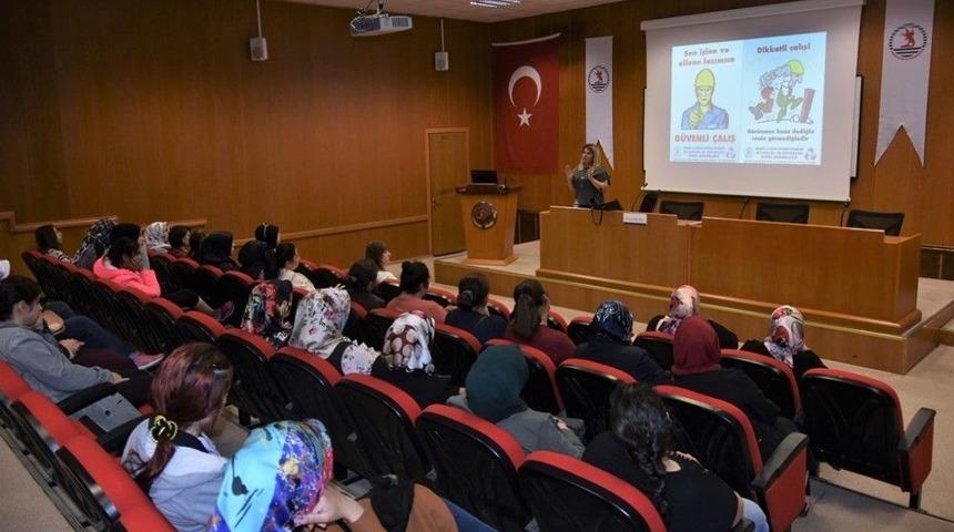 Om&uuml;&rsquo;de İş&ccedil;ilere Temel İş Sağlığı Ve G&uuml;venliği Eğitimi