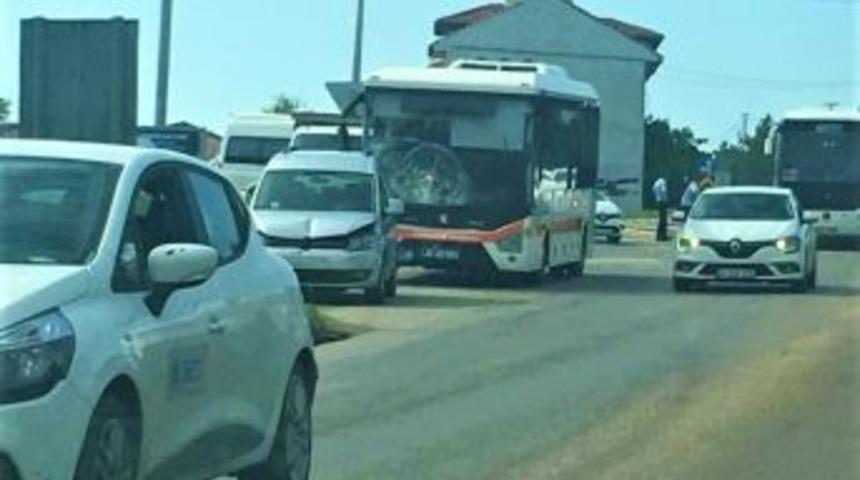 Otob&uuml;s&uuml;n Karıştığı Zincirleme Kazada 1 Kişi Yaralandı