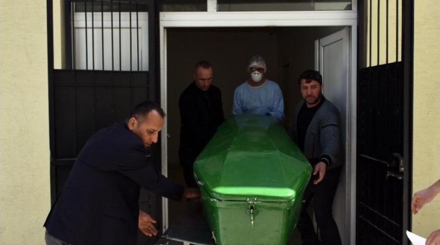 Kocası Tarafından &Ouml;ld&uuml;r&uuml;len Kadının Cenazesi Adli Tıptan Alındı