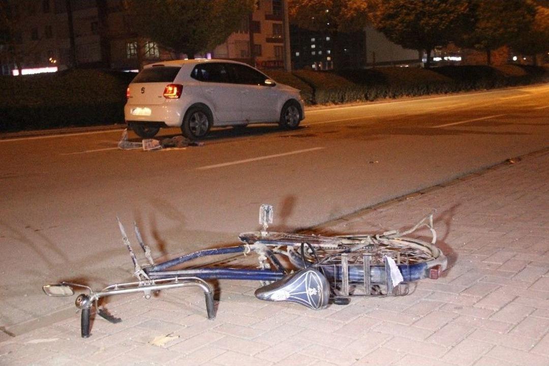Otomobilin &Ccedil;arptığı Bisikletli Hayatını Kaybetti