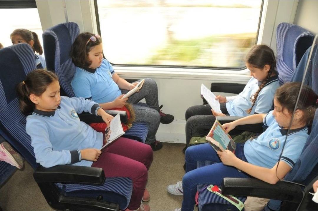 &Ouml;ğrenciler Trende Kitap Okudu