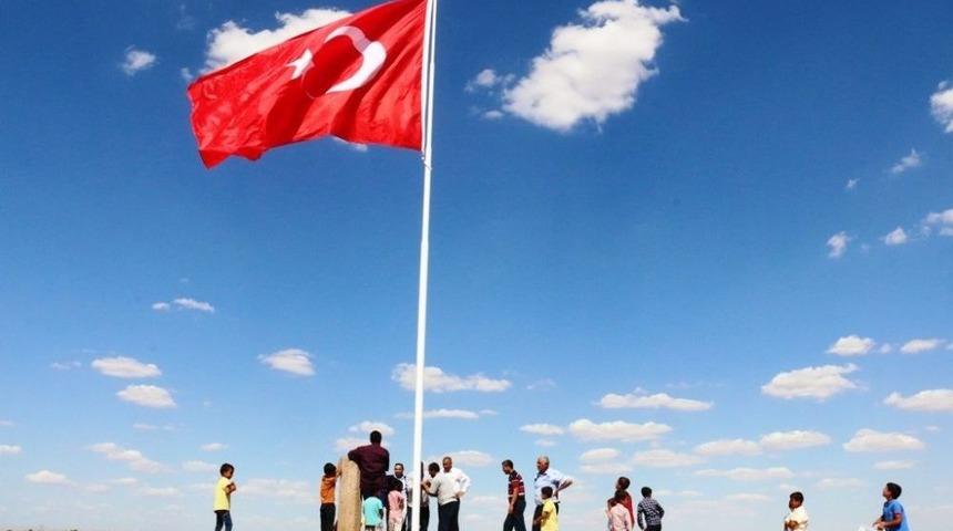Suriye Sınırına 7&rsquo;nci Dev T&uuml;rk Bayrağı Dikildi