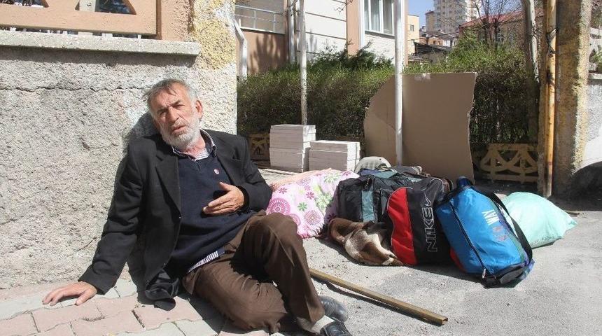 Ailesi Tarafından Kapı Dışarı Edildi