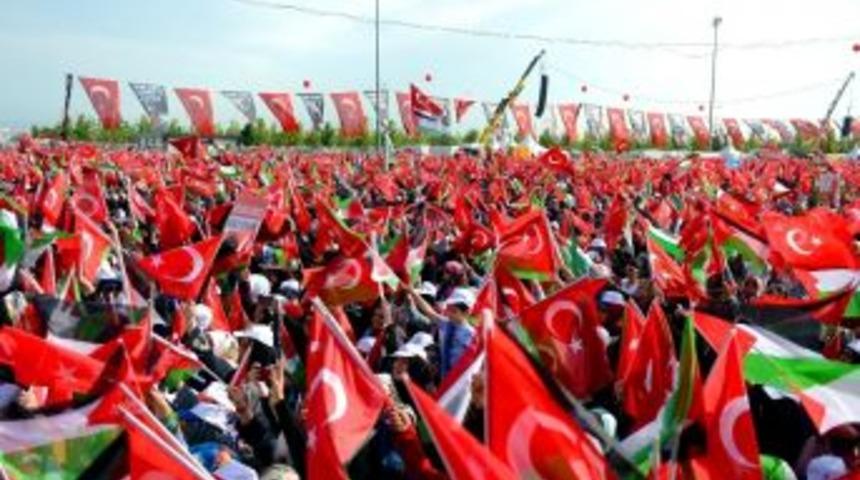 Vatandaşlar Ellerinde T&uuml;rk Ve Filistin Bayrakları İle Miting Alanına Akın Etti