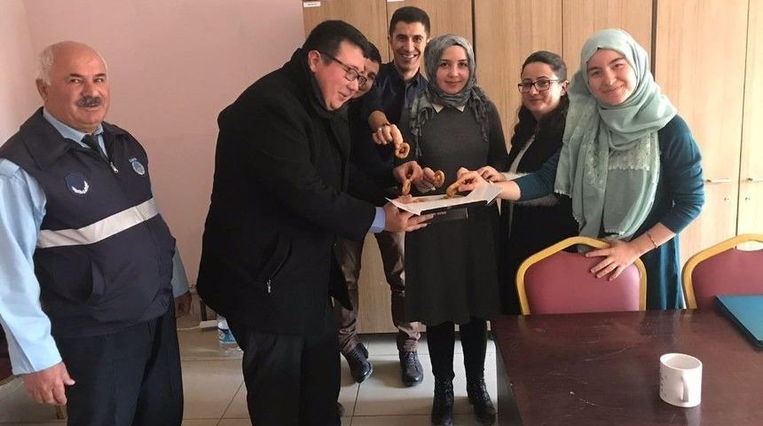 Malazgirt Belediyesi Kandil Simidi Dağıttı