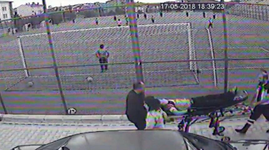 13 Yaşındaki Amat&ouml;r Futbolcunun Kalp Krizi Ge&ccedil;irme Anı Kamerada