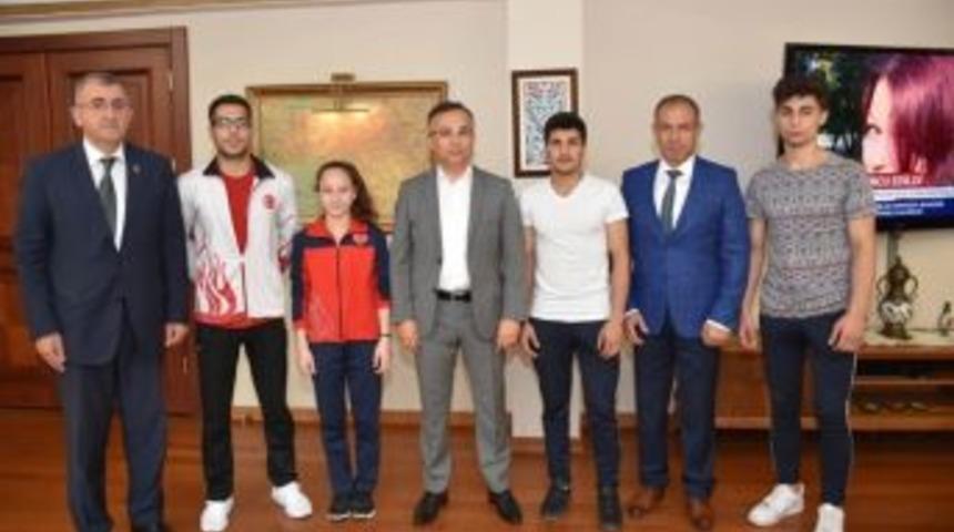 Şampiyonlardan &Ccedil;eber&rsquo;e Ziyaret