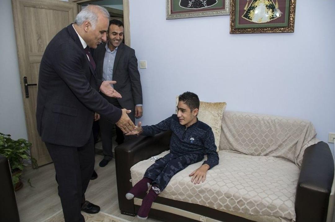 Vali Zorluoğlu, Hidrosefali Hastası Enes&rsquo;e Misafir Oldu