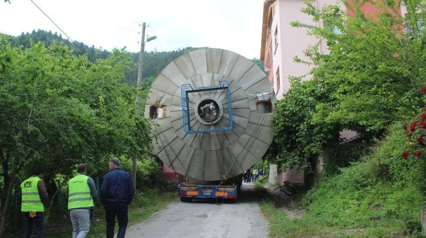 Dev Maya Tankları K&ouml;y&uuml;n İ&ccedil;inde Sıkıştı