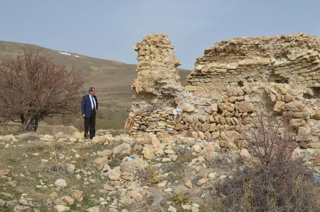Adilcevaz&rsquo;daki 600 Yıllık Kilise İle Kef Kalesi Turizme Kazandırılacak
