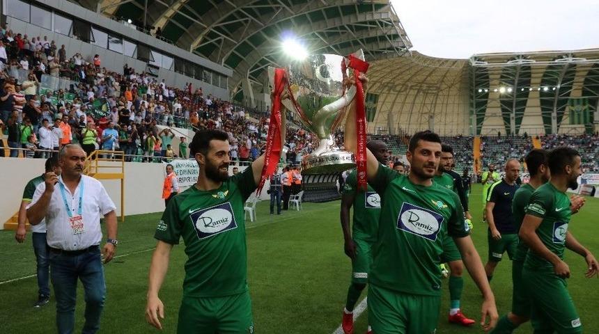 T.m. Akhisarspor&rsquo;dan Taraftarının &Ouml;n&uuml;nde Şampiyonluk Turu