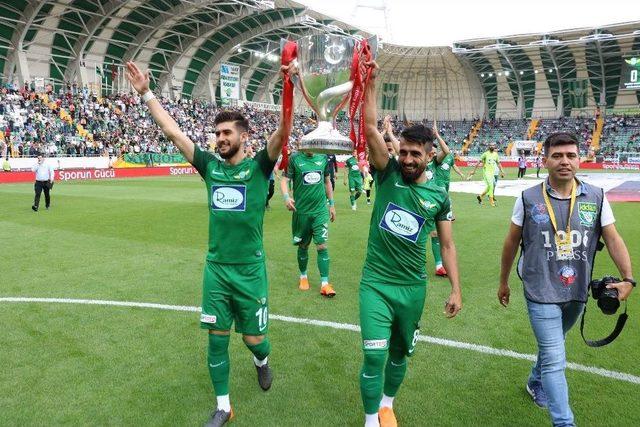 T.m. Akhisarspor’dan Taraftarının Önünde Şampiyonluk Turu