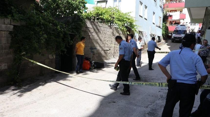 Yaşlı Kadın Evinde Boğazı Kesilerek &Ouml;ld&uuml;r&uuml;ld&uuml;