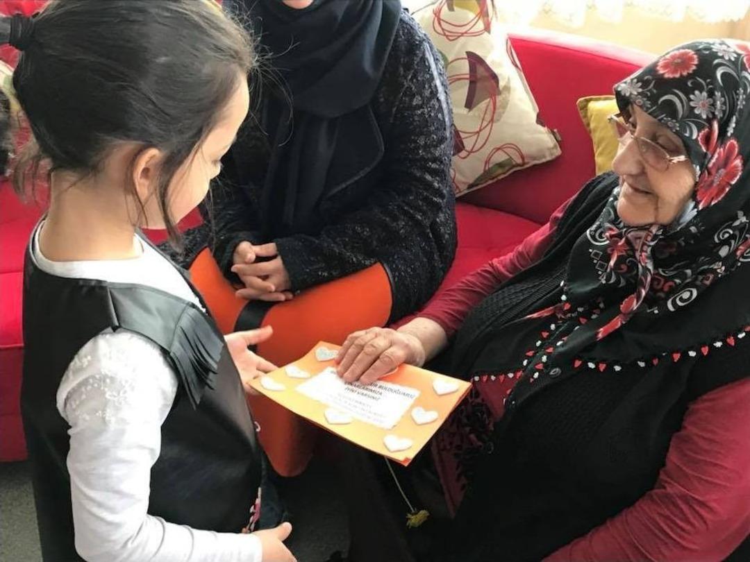 Minik &Ouml;ğrenciler Yaşlıları Duygulandırdı