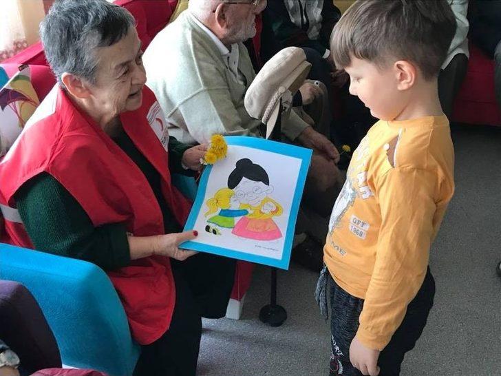 Minik Öğrenciler Yaşlıları Duygulandırdı G1