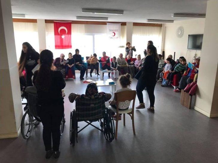 Minik Öğrenciler Yaşlıları Duygulandırdı G2