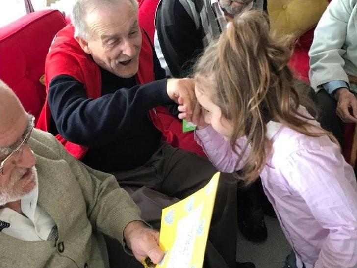 Minik Öğrenciler Yaşlıları Duygulandırdı G3