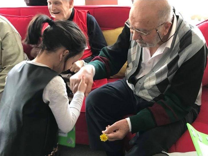 Minik Öğrenciler Yaşlıları Duygulandırdı G5