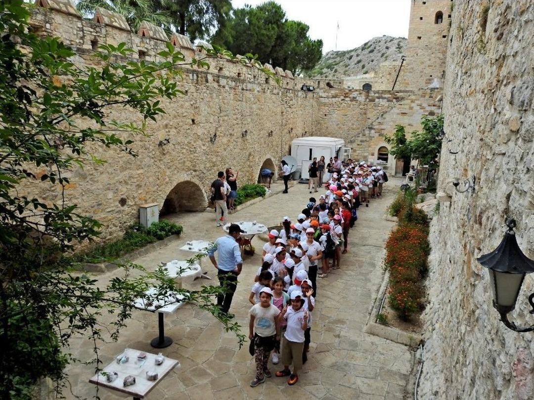 &Ccedil;eşmeli &Ouml;ğrenciler, M&uuml;zeler G&uuml;n&uuml;&rsquo;nde &Ccedil;eşme Kalesi&rsquo;ni Gezdi