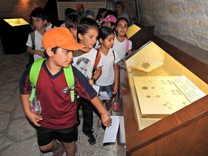 Çeşmeli Öğrenciler, Müzeler Günü’nde Çeşme Kalesi’ni Gezdi G3