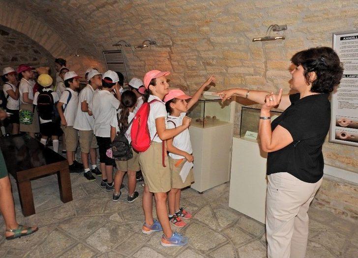 Çeşmeli Öğrenciler, Müzeler Günü’nde Çeşme Kalesi’ni Gezdi G4