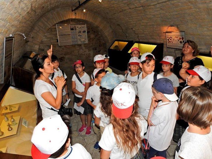 Çeşmeli Öğrenciler, Müzeler Günü’nde Çeşme Kalesi’ni Gezdi G5