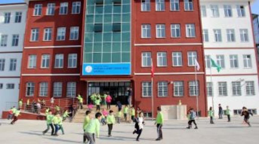 Okul &Ouml;n&uuml;ndeki Yol Verme Kavgası Kanlı Bitti: 2 Yaralı