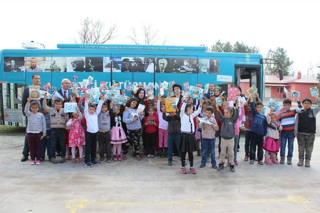 Gezici K&uuml;t&uuml;phane K&ouml;y Yollarında