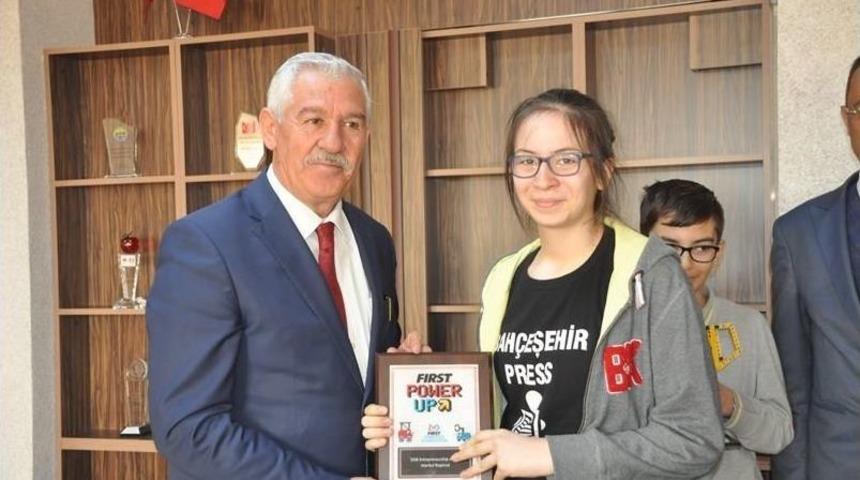 İl Milli Eğitim M&uuml;d&uuml;r&uuml; Osman Elmalı Başarılı &Ouml;ğrencileri Makamında Kabul Etti