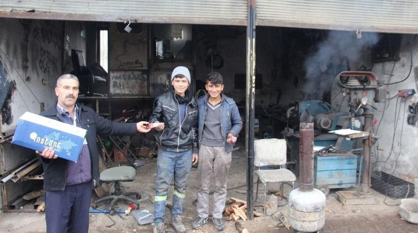 Hani&rsquo;de Vatandaşlara Kandil Lokumu Ve Şekeri Dağıtıldı