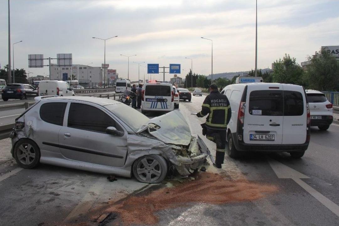 Kontrolden &Ccedil;ıkan Otomobil Cipe &Ccedil;arptı: 3 Yaralı