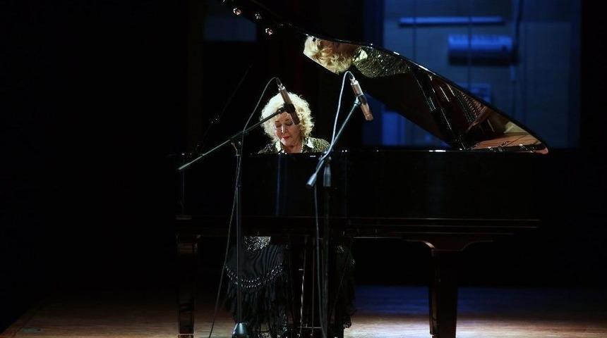 D&uuml;nyaca &Uuml;nl&uuml; Piyanist G&uuml;lsin Onay&rsquo;dan Yenimahalle&rsquo;de Muhteşem Konser