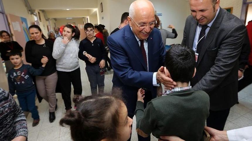 &Ouml;zel &Ccedil;ocuklardan Başkan Yaşar&rsquo;a Sevgi Seli