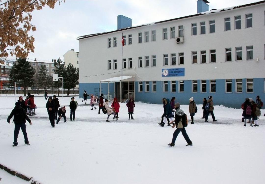 Erzurum&rsquo;da Kar Yağışı &Ccedil;ocukların Eğlencesi Oldu
