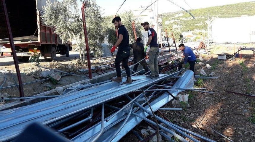 Afetzedeler Yaralarını Sarmaya Başladı