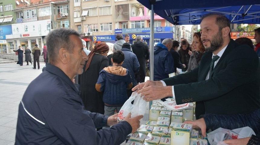 İzmit Belediyesi Kandil Simidi Dağıttı