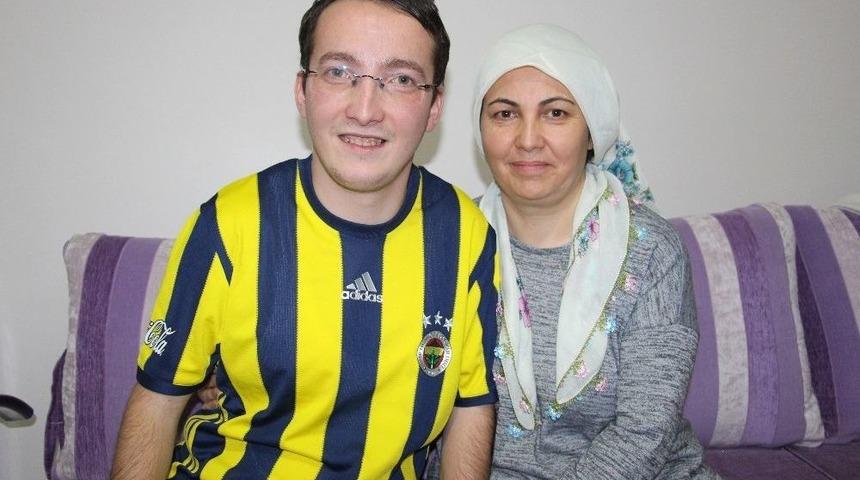 Engelli Oğlunu &Uuml;niversiteye Kadar Sırtladı